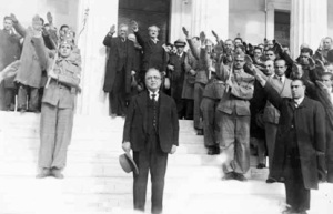 Ioannis Metaxas a la salida de una ceremonia gubernalmental durante la Dictadura del 4 de agosto.