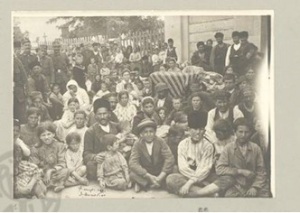 Refugiados griegos tras la expulsión de Asia Menor a su llegada a Grecia (1922). Muchos de ellos apenas hablaban griego después de haber vivido durante siglos en las costas occidentales de la actual Turquía.