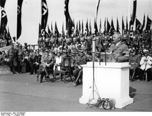 Robert Ley pronuncia un discurso durante la inauguración el 1 de agosto de 1939 de una gran urbanización obrera al norte de Berlín.