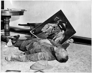 El final del fascismo en Europa escenificado en los suicidios en masa de 1945. Walther Dönicke, Volkssturm Bataillonsführer, en Leipzig.