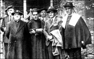 El cura fusilado en 1936 José de Ariztimuño, segundo por la izquierda, junto al lehendakari Aguirre (Fundación Sabino Arana)