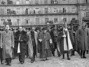 El cardenal Gomá junto con Millán Astray y otros dirigentes sublevados